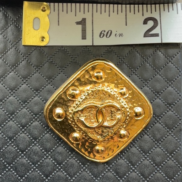 CHANEL Vintage 1995 Gold Tone Filigree Clip-on Earrings - Picture 4 of 4